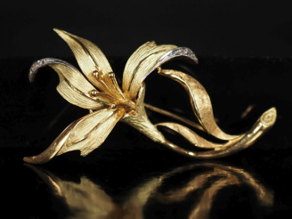 Vente aux enchères Jolie broche en or jaune 750, en forme de fleur épanouie et agrémentée