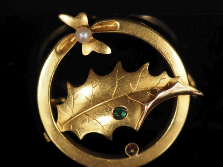 Broche ronde ajourée en or jaune 750, à décor d'une feuille de houx et