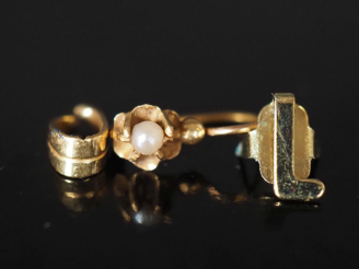 Vente aux enchères Ensemble comprenant :  - un perce oreille Napoléon III en or jaune 750