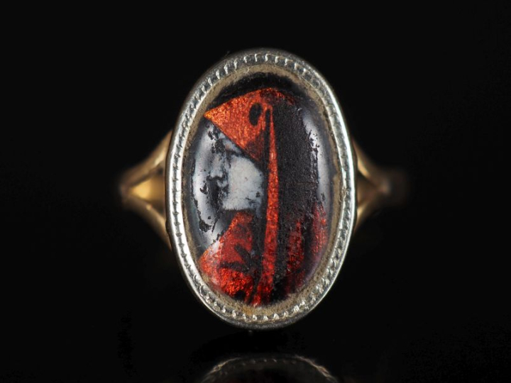 Bague en or jaune 750 de forme ovale, sertie en son centre d'un émail 