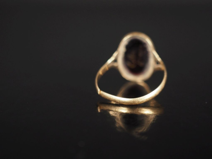 Bague en or jaune 750 de forme ovale, sertie en son centre d'un émail 