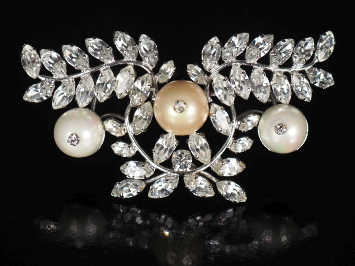 Christian DIOR, Germany Broche feuillagée en métal argenté, sertie de 