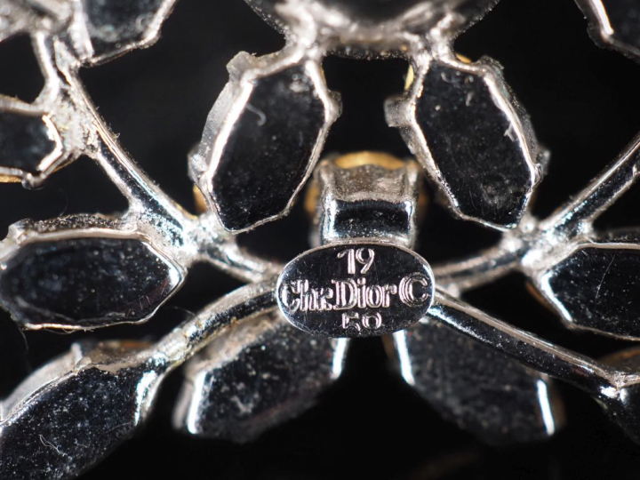 Christian DIOR, Germany Broche feuillagée en métal argenté, sertie de 