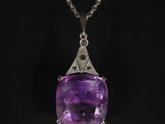 Vente aux enchères Pendentif en argent, serti d'une améthyste à section carrée et bords a