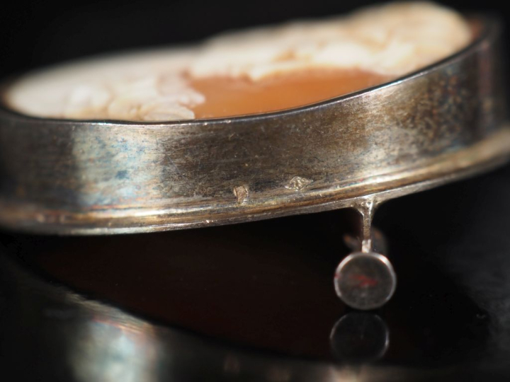 Broche ovale en argent, sertie en son centre d'un camée figurant une j
