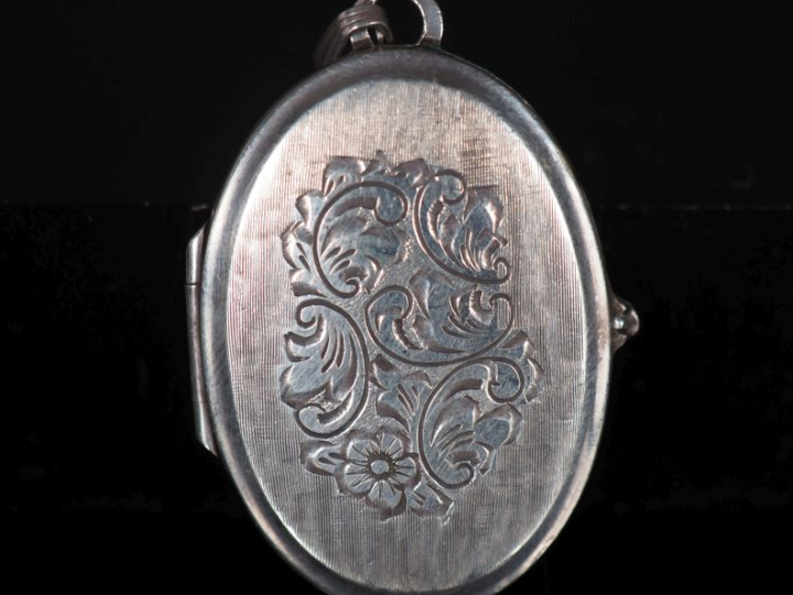 Pendentif porte-photo en argent 835, à décor de rinceaux feuillagé et 