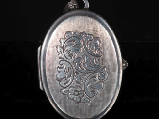 Vente aux enchères Pendentif porte-photo en argent 835, à décor de rinceaux feuillagé et 
