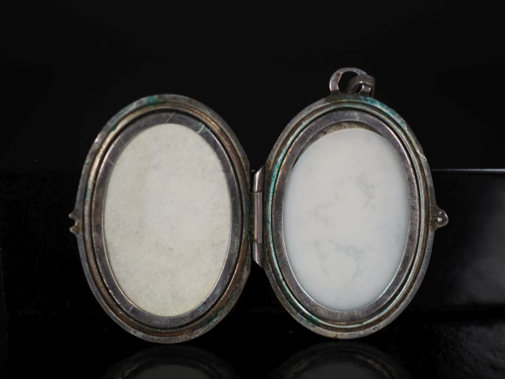 Pendentif porte-photo en argent 835, à décor de rinceaux feuillagé et 