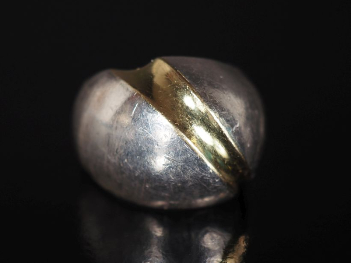 Bague dôme de forme stylisée en argent, à décor d'une cannelure en arg