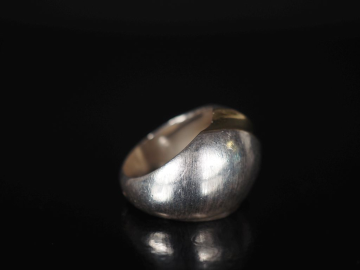 Bague dôme de forme stylisée en argent, à décor d'une cannelure en arg