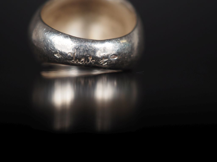 Bague dôme de forme stylisée en argent, à décor d'une cannelure en arg