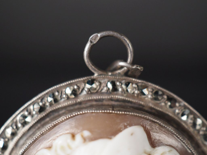 Joli pendentif ovale en argent, serti en son centre d'un camée figuran