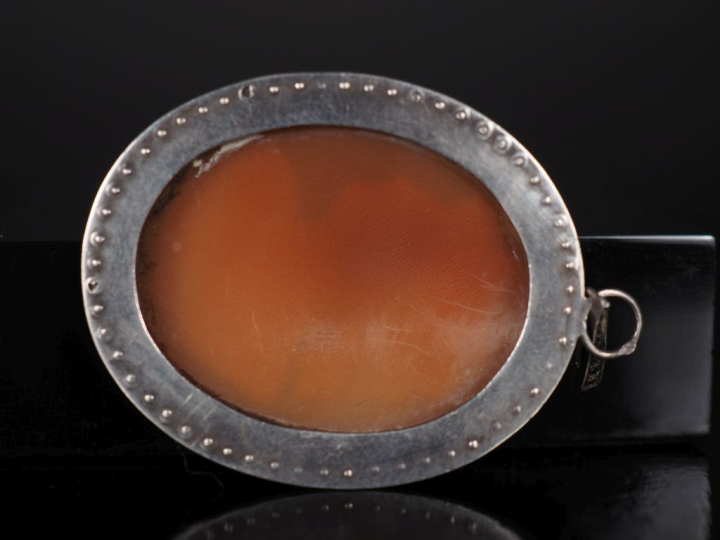 Joli pendentif ovale en argent, serti en son centre d'un camée figuran