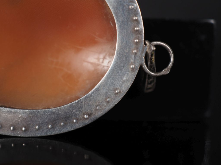 Joli pendentif ovale en argent, serti en son centre d'un camée figuran