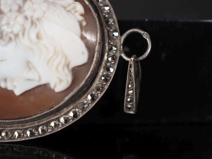Joli pendentif ovale en argent, serti en son centre d'un camée figuran