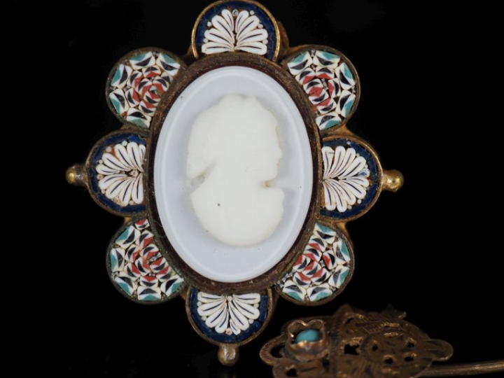 Ensemble comprenant :  - une broche en métal doré en forme de fleur, s