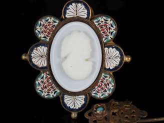 Vente aux enchères Ensemble comprenant :  - une broche en métal doré en forme de fleur, s
