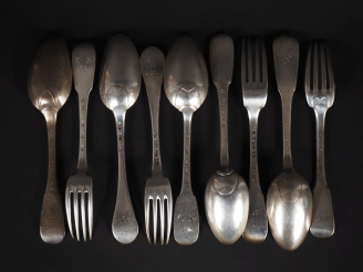 Vente aux enchères Quatre grandes fourchettes et cinq grandes cuillères XVIIIème en argen
