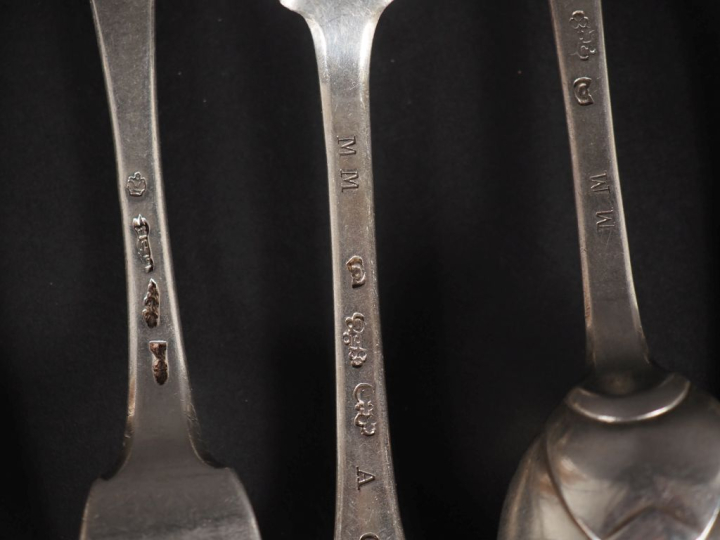 Quatre grandes fourchettes et cinq grandes cuillères XVIIIème en argen