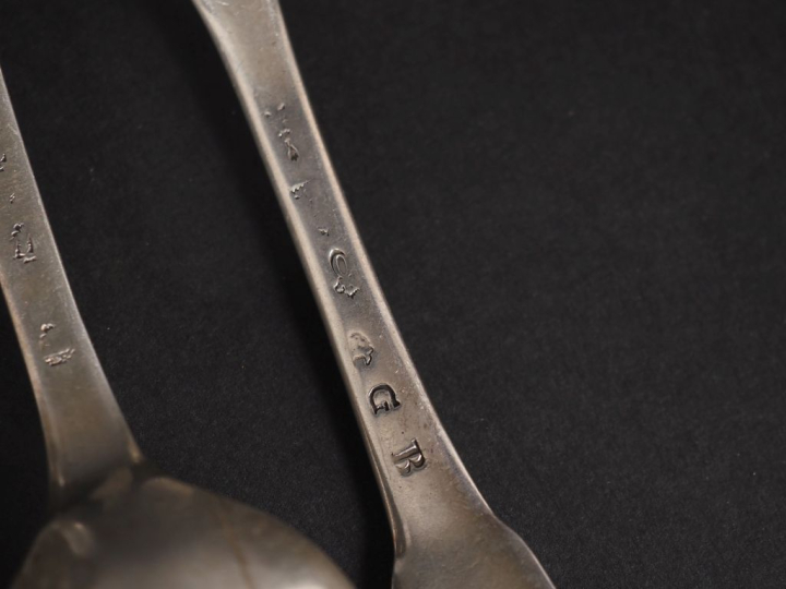 Quatre grandes fourchettes et cinq grandes cuillères XVIIIème en argen
