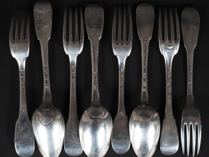 Cinq grandes fourchettes et trois grandes cuillères XVIIIème en argent