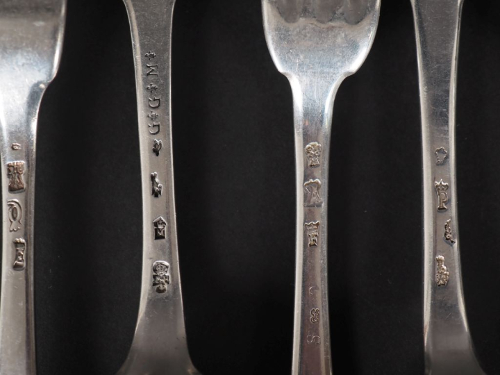 Cinq grandes fourchettes et trois grandes cuillères XVIIIème en argent