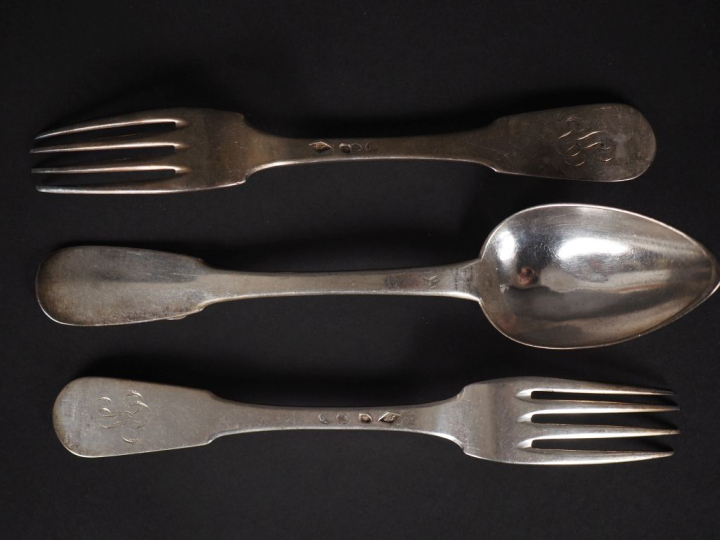 Ensemble comprenant :  - deux grandes fourchettes assorties fin XVIIIè