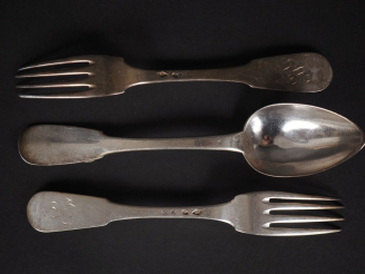 Vente aux enchères Ensemble comprenant :  - deux grandes fourchettes assorties fin XVIIIè
