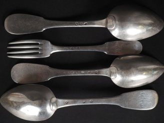 Vente aux enchères Ensemble comprenant :  - deux grandes cuillères Restauration en argent