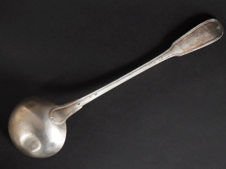 Vente aux enchères Louche Restauration en argent 950, poinçon Vieillard, modèle à filet. 