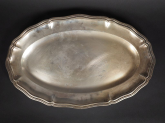 Vente aux enchères Plat ovale en argent 925, poinçon Minerve, bordure à filets moulurés. 