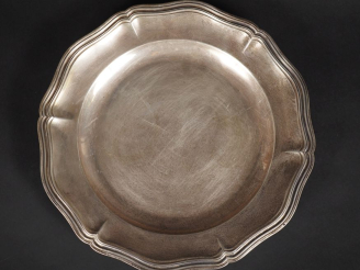 Vente aux enchères Plat rond en argent 925, poinçon Minerve, bordure à filets moulurés.  
