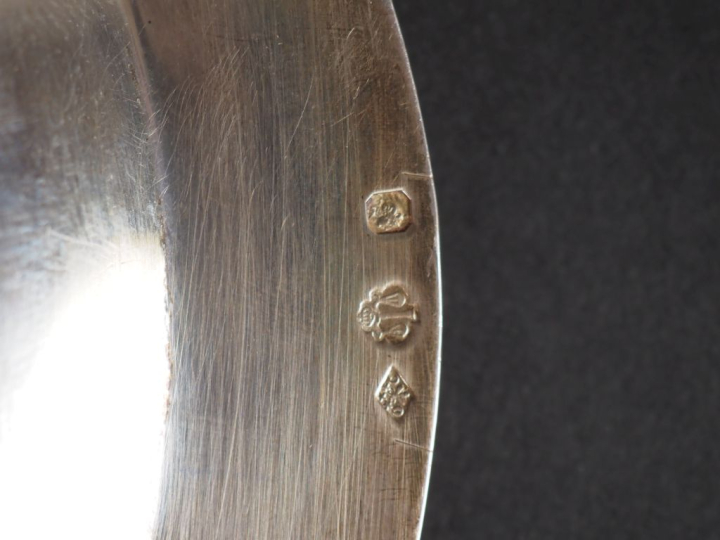 Plat rond en argent 925, poinçon Minerve, bordure à filets moulurés.  