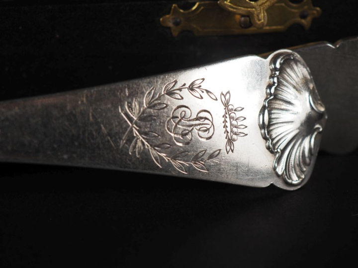 Douze grands couverts en argent 925, poinçon Minerve, à décor de feuil