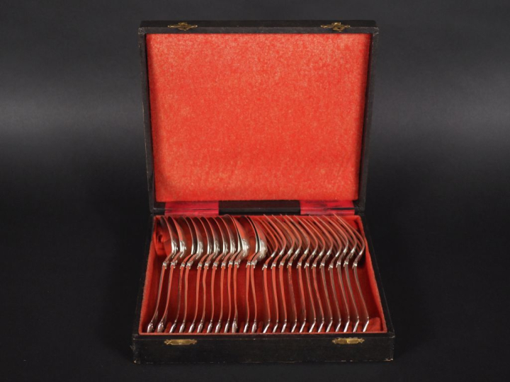 Douze grands couverts en argent 925, poinçon Minerve, à décor de feuil