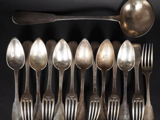 Vente aux enchères Six grandes cuillères, sept grandes fourchettes, une louche en argent 