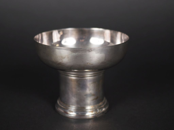 Coupe sur pied de style Art déco en argent 925, poinçon Minerve.  M.O 