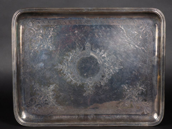 Plateau rectangulaire en argent 925, poinçon Minerve, à décor de frise