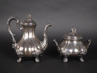 Vente aux enchères Théière et sucrier assortis de style Louis XV en argent 925, poinçon M