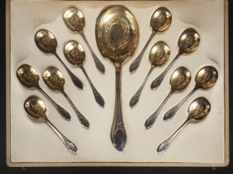 Vente aux enchères Service à glace de style Louis XVI, en argent et argent doré 925. Comp