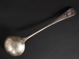 Vente aux enchères Louche Napoléon III en argent 925, poinçon Minerve, modèle à cartouche