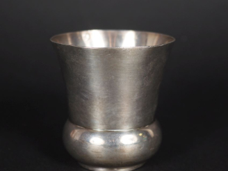 Vente aux enchères Timbale de forme tulipe en argent 925, poinçon Minerve.  Poids. 113 g