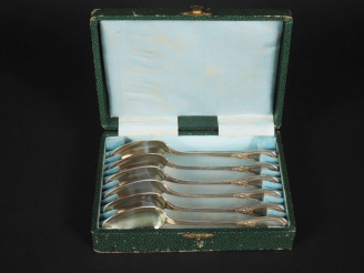 Vente aux enchères Suite de six petites cuillères en argent 925, poinçon Minerve, à décor