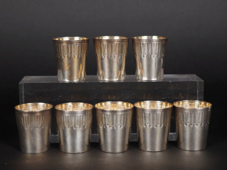 Vente aux enchères Huit verres à liqueur de style Louis XVI en argent 925, poinçon Minerv