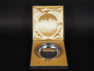Vente aux enchères Assiette à bouillie en argent 925, poinçon Minerve, à décor de filets.