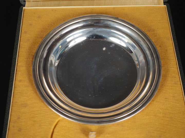 Assiette à bouillie en argent 925, poinçon Minerve, à décor de filets.