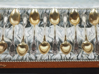 Vente aux enchères Suite de douze petites cuillères de style Art Nouveau en argent et arg