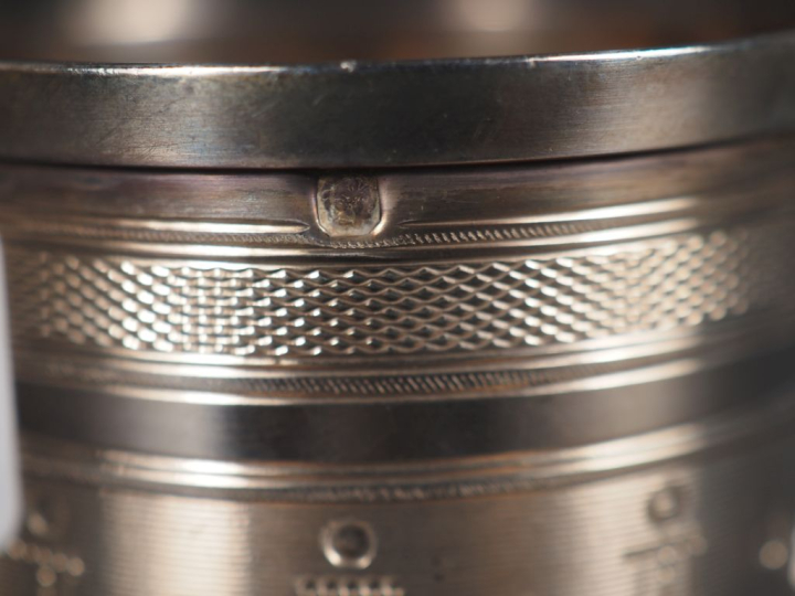 Paire de tasses et sous-tasses de style Louis XVI en argent 925, poinç