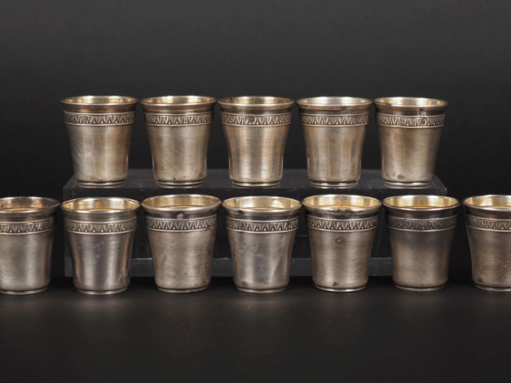 Suite de douze verres à liqueurs de style Louis XVI en argent 925, poi