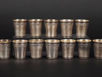 Vente aux enchères Suite de douze verres à liqueurs de style Louis XVI en argent 925, poi